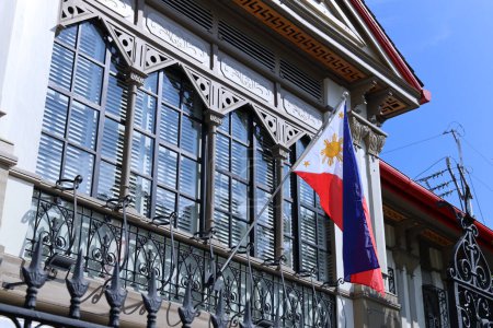 Téléchargez les photos : Drapeau national philippin hissé au palais de Malacanang, Manille, Philippines - en image libre de droit