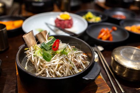 Téléchargez les photos : Populaire cuisine coréenne galbitang sur la table au restaurant - en image libre de droit
