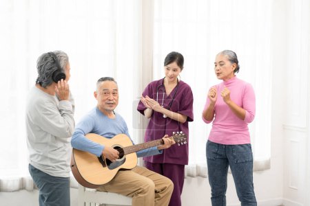 Groupe de personnes âgées profitant d'activités avec le médecin. Les personnes âgées ont un concept amusant. Happy senior jouer de la guitare et chanter des chansons s'amuser ensemble.