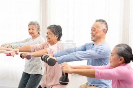 Gruppe aktiver asiatischer Senioren beim Turnen. Gruppe älterer Menschen mit Fitnesskursen.