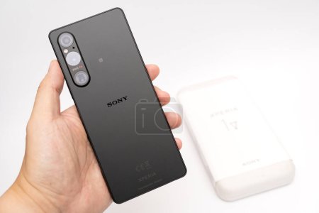 Foto de Mano sosteniendo un Sony Xperia 1 marca 5 o Sony Xperia 1V. una nueva tecnología de Sony. un smartphone Sony con pantalla HDR 4K. - Imagen libre de derechos
