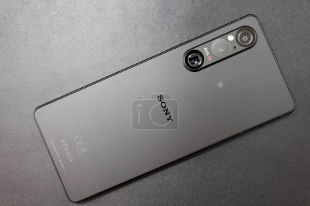 Foto de Sony Xperia 1 marca 5 o Sony Xperia 1V. una nueva tecnología de Sony. un smartphone Sony con Zeiss. - Imagen libre de derechos