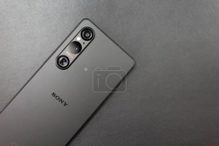 Foto de Sony Xperia 1 marca 5 o Sony Xperia 1V. una nueva tecnología de Sony. un smartphone Sony con Zeiss. - Imagen libre de derechos