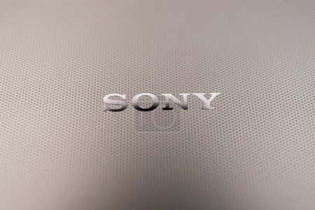 Foto de Logo de Sony en la parte posterior de Sony Xperia 1 marca 5. nueva textura de Sony Xperia. - Imagen libre de derechos