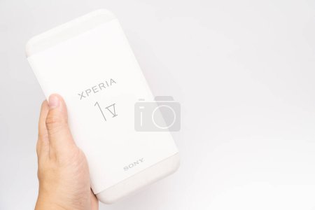 Foto de Embalaje de papel de Sony Xperia 1V, artículos de papel reciclables, concepto de embalaje de residuos cero. una nueva tecnología y embalaje de Sony. - Imagen libre de derechos