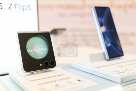 Foto de Samsung lanza el nuevo Samsung Galaxy Z Flip 5 nuevos modelos, lanzamiento de demostración en la tienda. Concepto moderno de tecnología de telefonía móvil. - Imagen libre de derechos