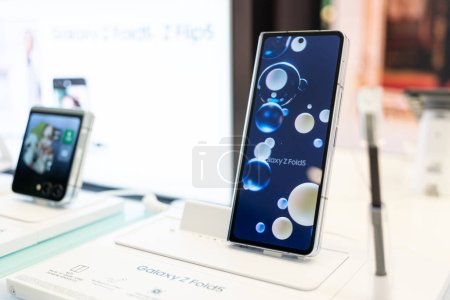 Foto de Samsung lanza el nuevo Samsung Galaxy Z Fold 5 nuevos modelos, lanzamiento de demostración en la tienda. Concepto moderno de tecnología de telefonía móvil. - Imagen libre de derechos