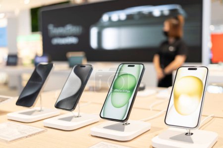 Foto de Apple lanza el nuevo smartphone iPhone 15 Series. Comparar y probar el nuevo iPhone 15, así como iPhone 15 Pro max, Pro, Plus y iPhone 15 en una tienda. - Imagen libre de derechos
