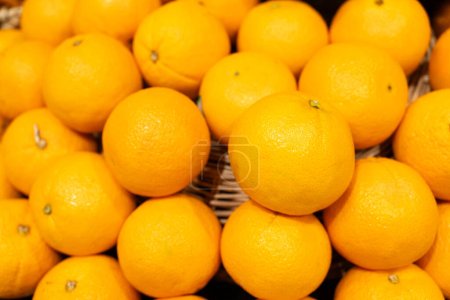 Foto de Muchas naranjas en el supermercado. Ramo de naranjas en el supermercado. - Imagen libre de derechos