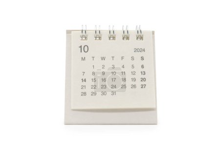 Calendario de escritorio simple para octubre de 2024 aislado sobre fondo blanco. Concepto de calendario con espacio de copia. Recorte de ruta.