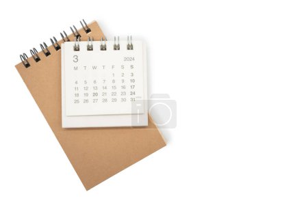 Einfacher Schreibtischkalender für MÄRZ 2024 und leere Notiz isoliert auf weißem Hintergrund. Kalenderkonzept mit Kopierraum.