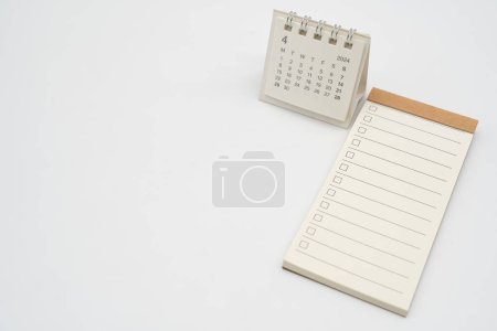 Leere Checkliste für Text mit Checkbox und Einfacher Schreibtischkalender für APRIL 2024. Leere To-do-Liste für Text im APR. Kopierraum.