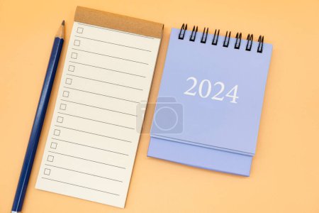Blank pour faire la liste de texte avec case à cocher, Crayon et calendrier de bureau simple 2024. Liste de contrôle vide pour le texte en 2024. Espace de copie. fond isolé. À faire en 2024.
