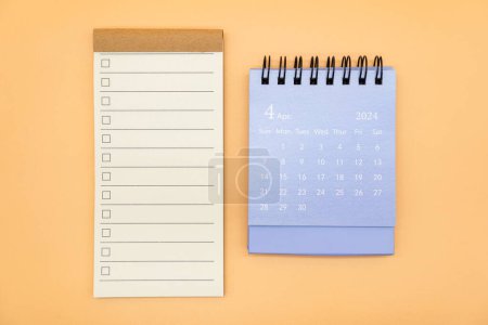 Leere To-do-Liste für Text mit Checkbox und Einfacher Schreibtischkalender für APRIL 2024. Leere Checkliste. Kopierraum. isolierter Hintergrund. To-do-Liste im April 2024.