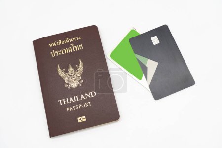Passeport thaï et carte IC. vacances, budget de planification. concept de plan de voyage. chemin de coupe.