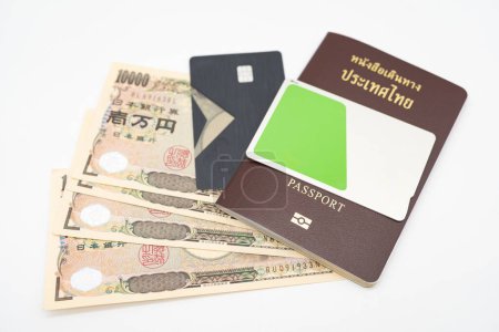 Passeport thaïlandais, monnaie japonaise et carte IC. vacances, budget de planification. concept de plan de voyage.