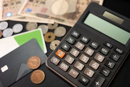 Calculatrice, monnaie japonaise Yen et carte IC. vacances, budget de planification.