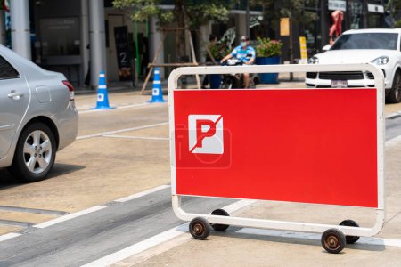 Téléchargez les photos : Rouge pas de panneau de stationnement sur une clôture métallique avec espace de copie. - en image libre de droit