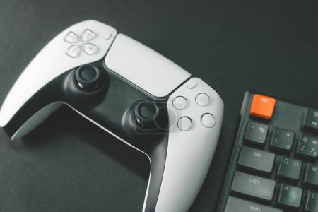 Konsole Gamepad neue Generation auf dem Schreibtisch mit Tastatur. Controller-Konsolenspieler für Hobby-Spielspaß.