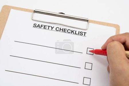 Leere Checklisten während der Sicherheitsprüfung und Risikoprüfung. Sicherheits-Checkliste Formular auf weißem Hintergrund mit rotem Stift.