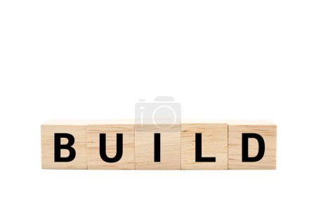 bloques de cubo de madera con texto BUILD aislado sobre fondo blanco. Construye tu Marca. Construcción de marca, éxito, negocios. Copiar espacio y ruta de recorte.