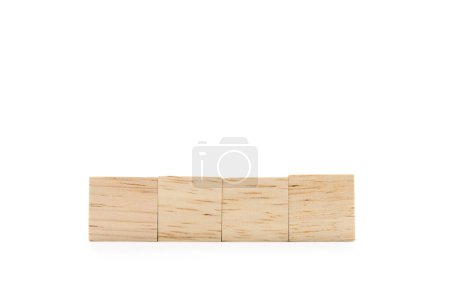 Cuatro bloques de madera en blanco aislados sobre fondo blanco. Cubos de madera vacíos para texto. Copiar espacio y ruta de recorte