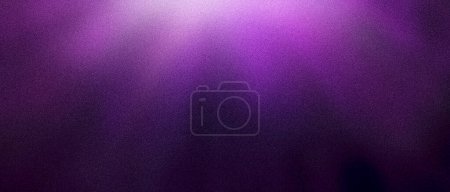 Violet lilas violet rayons lumineux sur un fond noir. Dark abstrait graineux ultra large pixel gradient fond exclusif. Pour la conception, bannières, fonds d'écran, modèles, art, projets créatifs, bureau