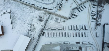 Abrazo de invierno: Vista aérea del estacionamiento cubierto de nieve