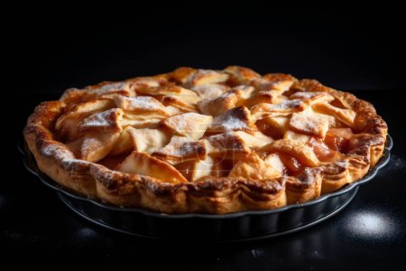Téléchargez les photos : Tarte aux pommes classique américaine aux pommes tendres épicées à la cannelle avec sucre en poudre sur fond noir - en image libre de droit