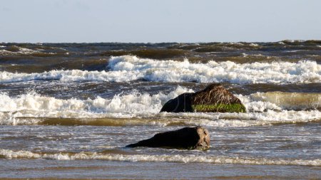 Foto de Mar Báltico con olas blancas y piedras en el agua de mar - Imagen libre de derechos