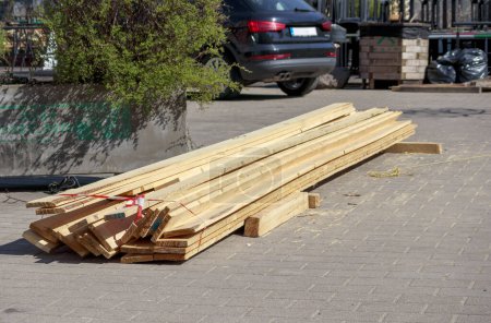 Material de construcción de madera sobre asfalto en una calle de la ciudad