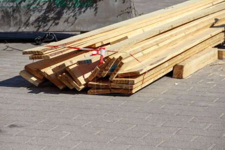 Material de construcción de madera sobre asfalto en una calle de la ciudad