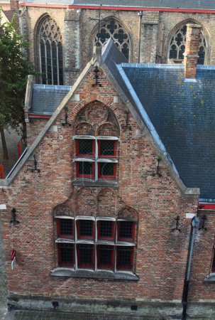 Téléchargez les photos : In the St. Gillis church in Bruges many of the great Bruges artists have been buried. The church originally dates from the 13th century and was rebuilt in the 15th century in the Brick Gothic style. - en image libre de droit