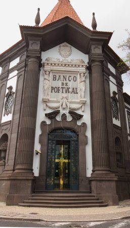 Foto de En la capital de Medeira Funchal se encuentra este imponente edificio histórico Banco de Portugal - Imagen libre de derechos