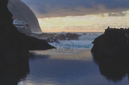 Foto de Increíble hermosa puesta de sol en las piscinas naturales de Porto Moniz en Madeira - Imagen libre de derechos