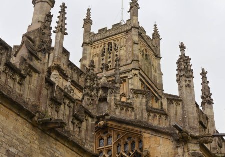 Téléchargez les photos : Une partie de l'église paroissiale historique St John the Baptist de Cirencester est présentée ici. C'est l'une des plus grandes églises paroissiales d'Angleterre et elle date de plus de mille ans.. - en image libre de droit