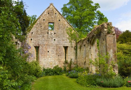 Téléchargez les photos : Les ruines de la grange de la dîme sont situées dans le domaine du château de Sudeley dans le Gloucestershire, en Angleterre - en image libre de droit