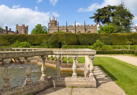 Foto de Hermosos jardines rodean el Castillo Sudeley en Gloucestershire, Inglaterra - Imagen libre de derechos