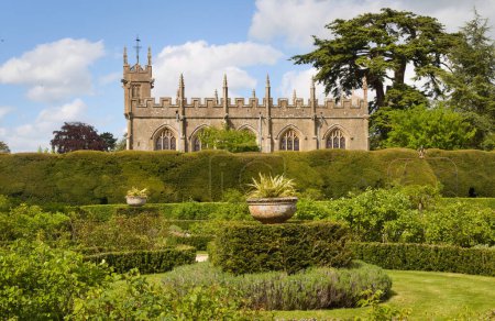 Foto de Hermosos jardines rodean el Castillo Sudeley en Gloucestershire, Inglaterra - Imagen libre de derechos