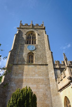 Foto de San Pedro en Winchcombe en Inglés Gloucestershire es una hermosa iglesia de grado I que data del siglo 15 - Imagen libre de derechos