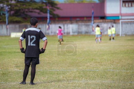 Téléchargez les photos : Processus de recherche de talents pour les jeunes de 16 ans. Un match de football sur le terrain lors d'une chaude journée pour une recherche de talents de 16 ans a eu lieu à Aceh Est - en image libre de droit