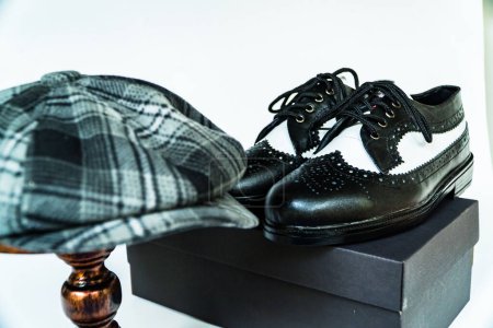 Téléchargez les photos : Concept photo studio classique de chaussures vintage en cuir véritable avec chapeau newsboys ou chapeau écailleux sur mannequin en bronze sur fond blanc isolé - en image libre de droit