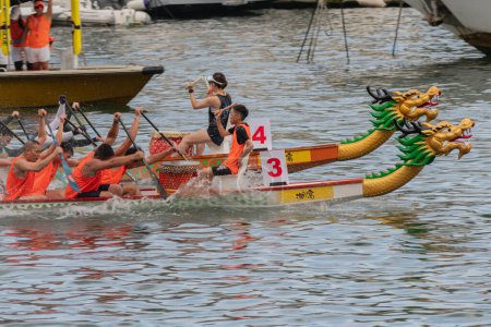 Foto de ABERDEEN-HONG KONG, 22 JUNIO 2023: Barcos corriendo en el río Love por el Dragon Boat Festival en Aberdeen Hong Kong - Imagen libre de derechos
