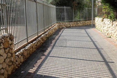 Foto de Una cerca en un parque de la ciudad en el norte de Israel. - Imagen libre de derechos