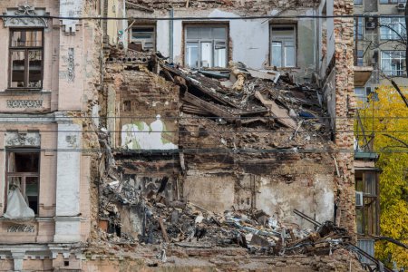 Téléchargez les photos : "Kiev, région de Kiev Ukraine - 10.28.2022 : Ruines d'une maison dans le centre de Kiev après une attaque de drone." - en image libre de droit