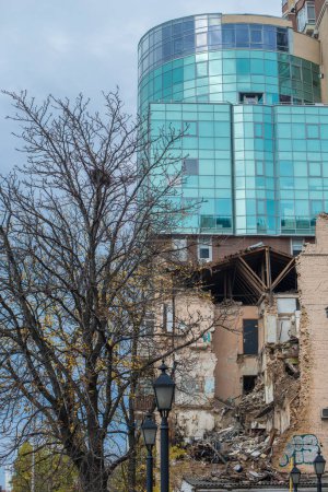 Téléchargez les photos : "Kiev, région de Kiev Ukraine - 10.28.2022 : Ruines d'une maison dans le centre de Kiev après une attaque de drone." - en image libre de droit