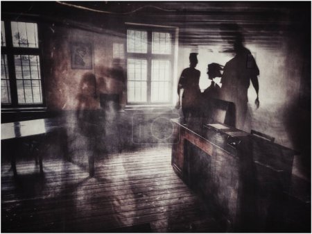 Téléchargez les photos : Fantômes de prisonniers torturés du camp de concentration d'Auschwitz. Des silhouettes de vieillards, de femmes et d'enfants ont été torturés et assassinés dans le camp de concentration. - en image libre de droit