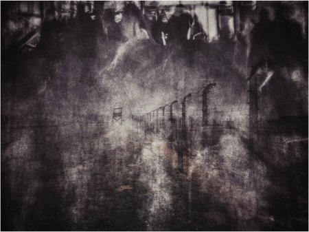Foto de Fantasmas de prisioneros torturados del campo de concentración de Auschwitz. Siluetas de ancianos, mujeres y niños fueron torturados y asesinados en el campo de concentración. - Imagen libre de derechos