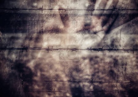 Téléchargez les photos : Auschwitz : Camp de la mort. Fantômes de prisonniers torturés du camp de concentration d'Auschwitz. Des silhouettes de vieillards, de femmes et d'enfants ont été torturés et assassinés dans le camp de concentration. - en image libre de droit