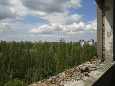 Ein eindringliches Bild der Stadt Pripjat, 37 Jahre nach der Reaktorkatastrophe von Tschernobyl, eingefroren in der Zeit. Die trostlosen Straßen, die von der Natur zurückerobert wurden, flüstern die feierliche Geschichte einer einst lebendigen Gemeinschaft, die heute in Stille gehüllt ist.. 